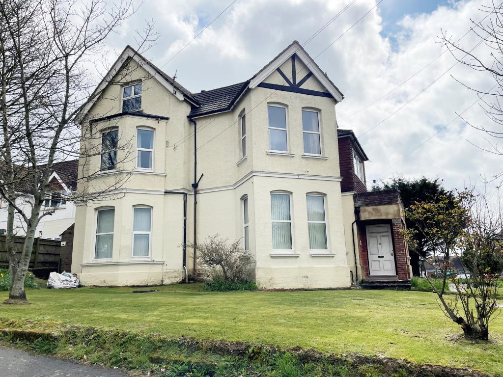 Lot: 48 - FREEHOLD BLOCK OF SIX FLATS FOR INVESTMENT - Detached block of flats